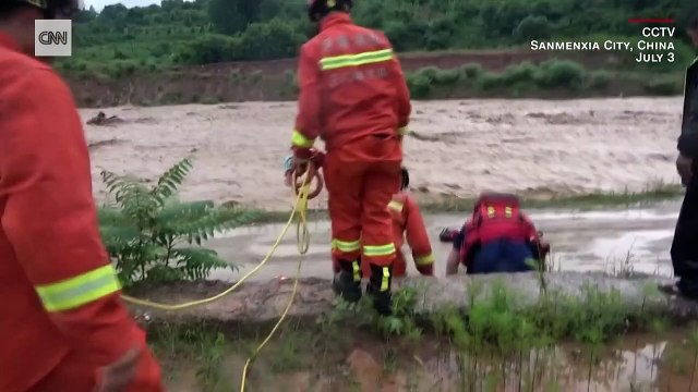 Çin'de aşırı yağışlar nedeniyle mahsur kalan çift kurtarıldı