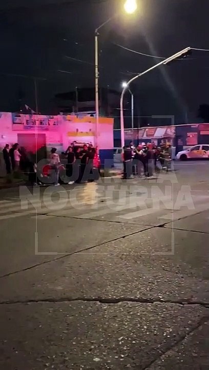 #Preliminar Una camioneta terminó impactada contra un local comercial luego de participar en un aparatoso choque sobre el cruce de avenida Cruz del Sur y avenida Barlovento, en la colonia Del Sur, en Guadalajara #GuardiaNocturna