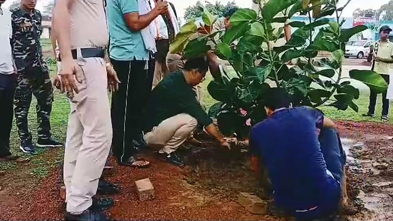थाना का निरीक्षण करने पहुंचे पुलिस अधीक्षक ने किया पौधरोपण