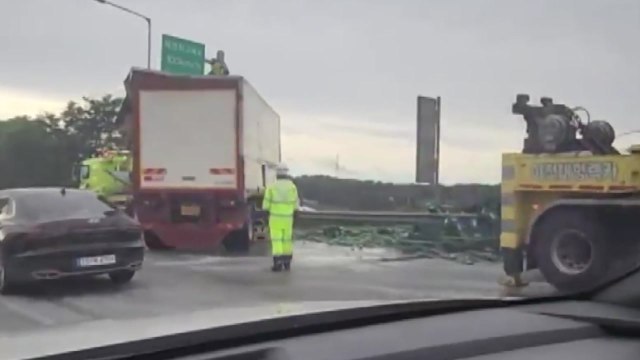 대구, 하천 산책로 '흙탕물' 범람...빗길 사고에 맥주병 '와르르' / YTN