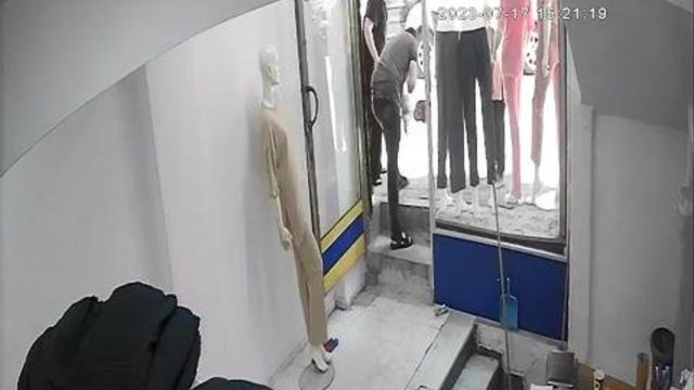 Boğazına şeker takılan çocuğu esnaf kurtardı