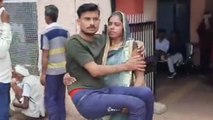 छतरपुर: पति को गोद में लेकर पत्नी पहुंची जनसुनवाई, अनुकंपा नियुक्ति को लेकर दिया आवेदन