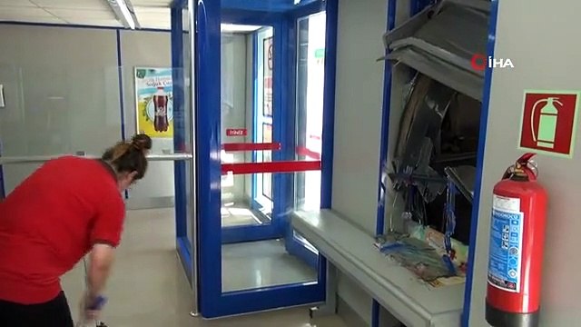 Freni boşalan otobüs, önce otomobile çarptı sonra markete daldı