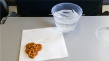 Reiseexperte verrät: Aus diesem Grund sollte man im Flugzeug niemals Wasser trinken