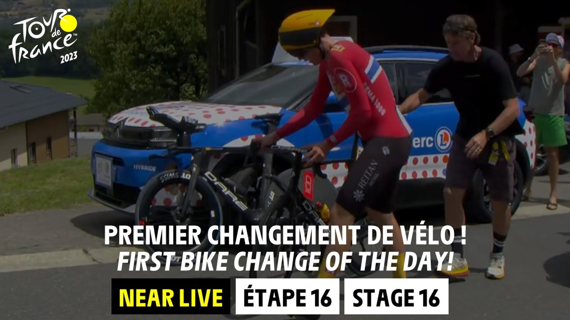 First bike change of the day before Domancy - Stage 16 - Tour de France 2023