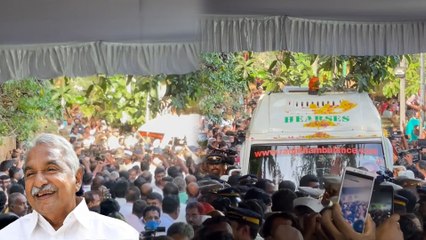 "ഇല്ല ഇല്ല മരിച്ചിട്ടില്ല" , ഉമ്മൻ ചാണ്ടിയുടെ ചേതനയറ്റ ശരീരം പുതുപ്പള്ളി വീട്ടിലേക്ക്