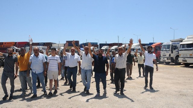 Mersin’de kamyoncular kontak kapattı