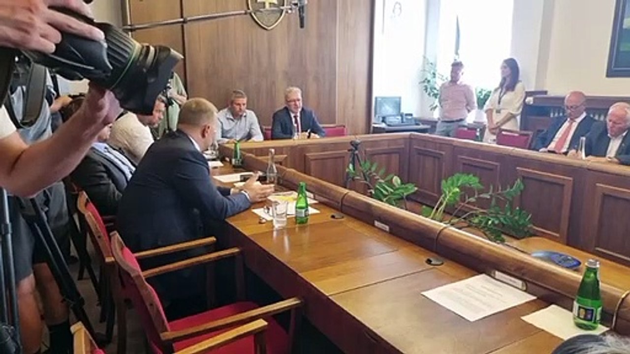 ZÁZNAM:Výbor k medveďovi nebol uznášaniaschopný, poslanci žiadajú riešenia