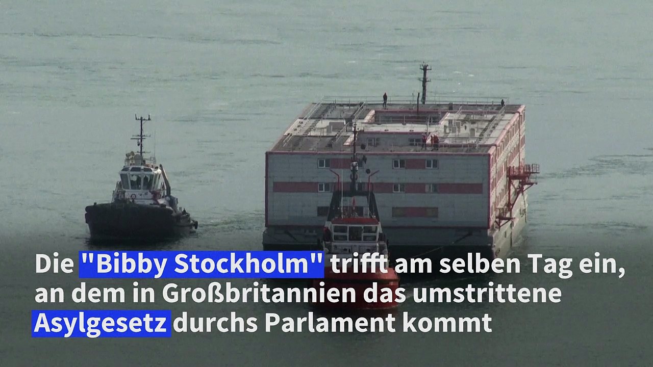 Großbritannien: Wohnschiff für 500 Migranten legt an