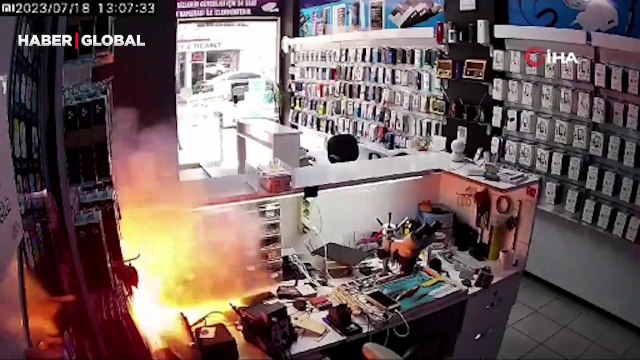 Şarjdaki cep telefonu bomba gibi patladı