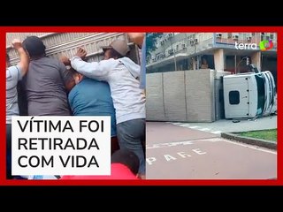 Pedestres se unem e erguem caminhão que tombou para salvar jovem no RJ