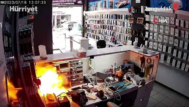 Şarjdaki cep telefonu bomba gibi patladı