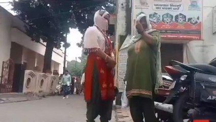 पूरे गांव में अश्लील पोस्टर लगाकर कर दिया बदनाम, सुनिए महिला की शिकायत