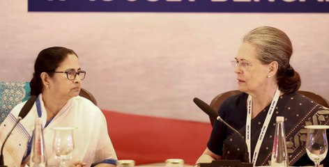 সনিয়া - রাহুলের মাঝখানে তৃণমূল নেত্রী, কংগ্রেসের সঙ্গে কি গভীর হল সম্পর্ক?