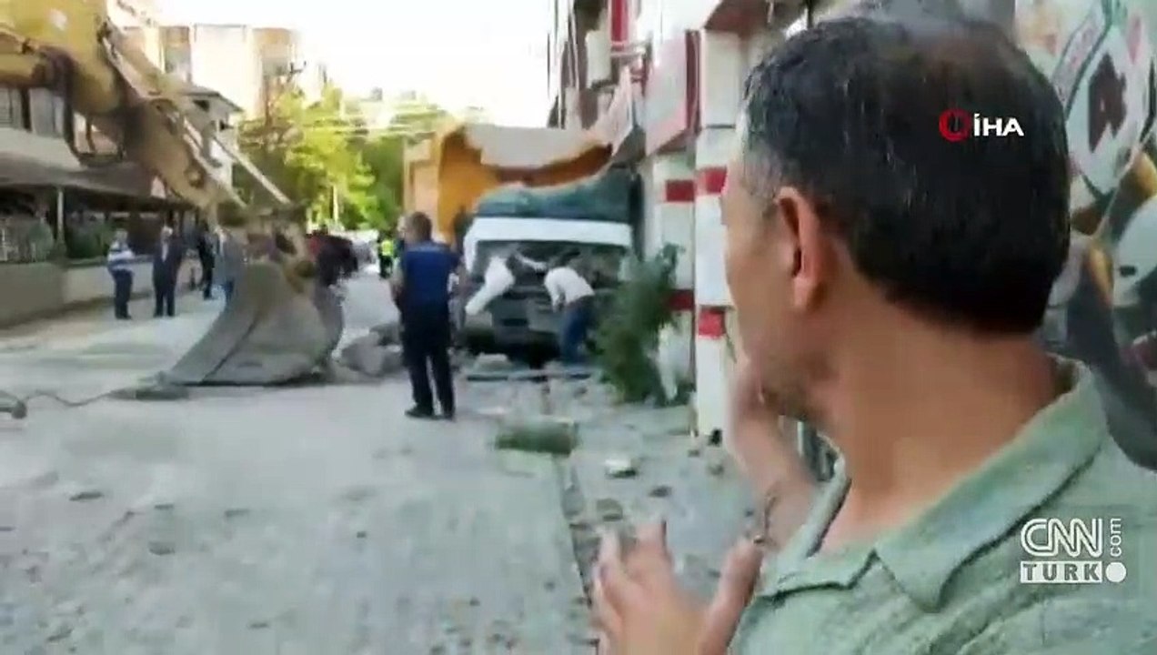 Hatay'da kontrollü yıkımda faciadan dönüldü