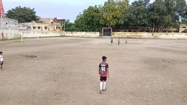 खिलाडि़यों का खेल राजनीति में फेल, बारां जिला मुख्यालय पर फुटबॉल खिलाडि़यों के नहीं घास का मैदान