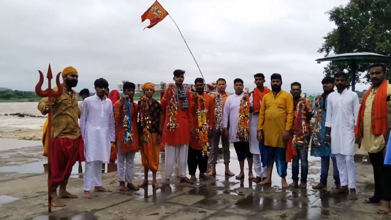 कांवड़ में नर्मदा जल लेकर भक्तों ने शिवजी का किया अभिषेक