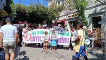 İzmir Foça'da, imara açılan alanlar ve kaçak inşaatlar belediye önünde protesto edildi