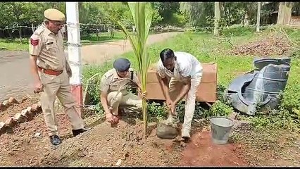 पुलिस लाइन में रोपे पौधे