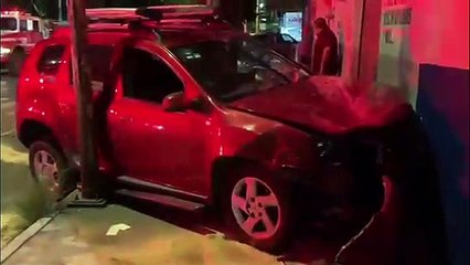 Camioneta termina impactada contra local comercial tras un aparatoso choque