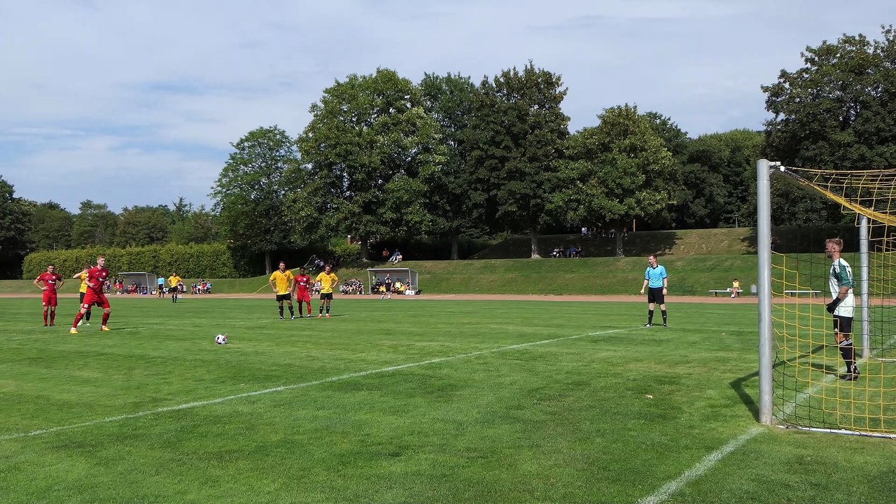 Elfmeter von Felix Schäfer (Baunatal) beim Bovender SV