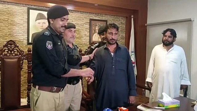 (حیات آباد پولیس اور اینٹی کار لفٹنگ سیل کی مشترکہ کارروائیاں ، 13 مسروقہ گاڑیاں برآمد)