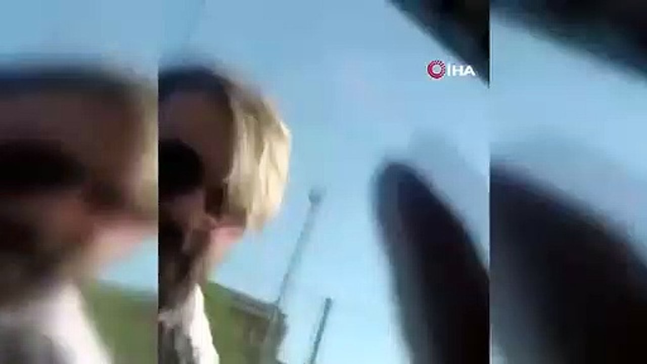 Le conducteur qui a coupé la route dans la circulation et a frappé la voiture avec la femme enceinte a été arrêté
