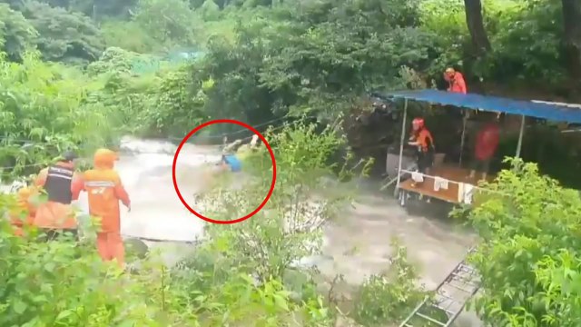 밀양, 불어난 물에 고립된 여성 2명 소방에 구조 / YTN