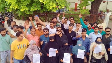 लाठीचार्ज की निंदा, सरकार के खिलाफ कलक्ट्रेट में किया प्रदर्शन