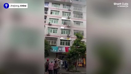 Une femme lâche son bébé du 3e étage pour le sauver des flammes