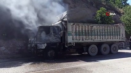 Un camion en mouvement a pris feu