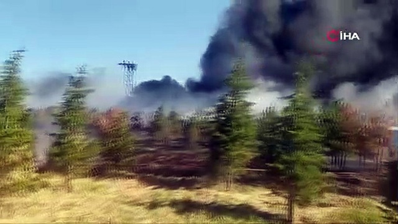 Çorum'da anız yangını hurdalığa sıçradı: Otomobiller küle döndü