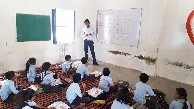 Education Department Rajasthan: Barmer: गांव-गांव पहुंच रही अंग्रेजी और यहां के बच्चों को हिंदी भी नहीं आती पढ़नी