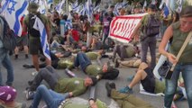 محتجون يشكلون سلاسل بشرية ويغلقون أحد مداخل مقرات الجيش الإسرائيلي