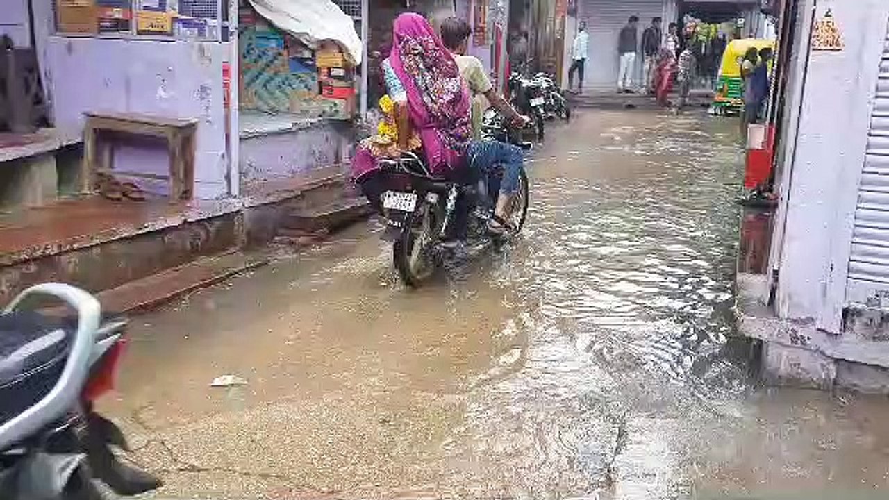करौली में 30 मिनट में बरसा 23 एमएम पानी, जगह-जग...