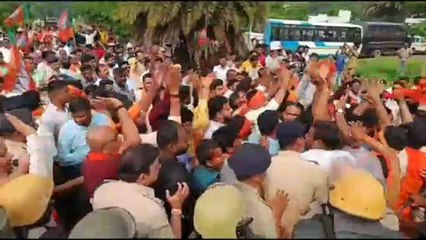 देखो.. देवेंद्र यादव का निवास घेरने विजय बघेल व प्रेमप्रकाश नहीं आए