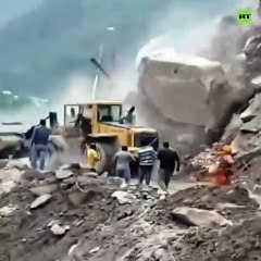 Trabajadores indios se salvan por un segundo de ser aplastados por una roca