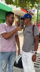 Tiktoker regala dinero a hondureños que le diga palabras en inglés