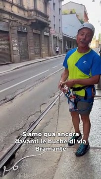 Milano, Giovanni Storti ironizza in video sulle buche: ?Qui c?? dentro uno speleologo. E anche Lukaku!?