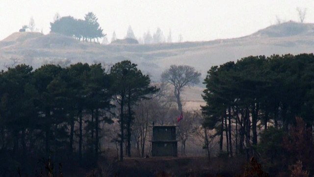 Soldado americano entra na Coreia do Norte durante visita à fronteira