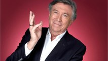 GALA VIDÉO - “Est-ce que je peux conduire torse nu ?” : Jacques Legros se lâche en plein JT !