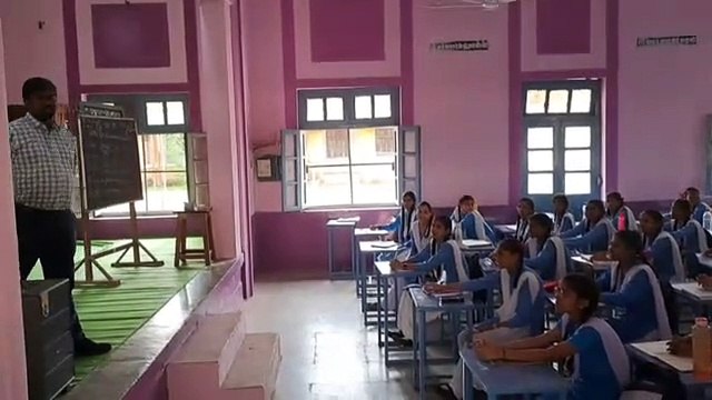 वीडियो स्टोरी : स्कूल चले हम अभियान के तहत कलेक्टर ने ली क्लास, बताए पढ़ने के गुर