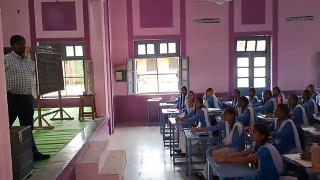 वीडियो स्टोरी : स्कूल चले हम अभियान के तहत कलेक्टर ने ली क्लास, बताए पढ़ने के गुर