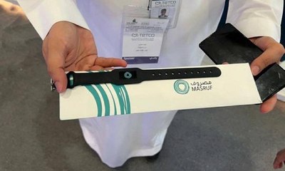السعودية تطلق إسوارة ذكية ليتحكم أولياء الأمور بعمليات الشراء من المقصف