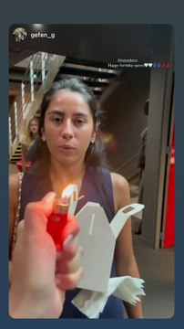 Ses camarades de classe lui ont même offert un petit gâteau d'anniversaire pour célébrer sa majorité. Joyeux anniversaire ma reine , peut-on lire sur la courte vidéo.