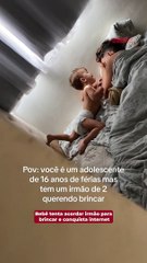 Bebê tenta acordar irmão para brincar e conquista internet