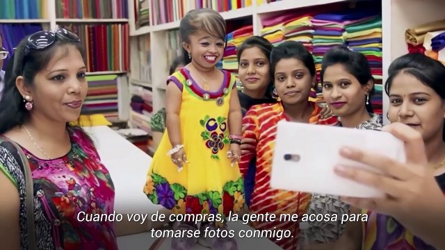 06. LA MUJER MÁS BAJA DEL MUNDO (28 años, 62 cm (24 pulgadas) (Ruhi Cenet)