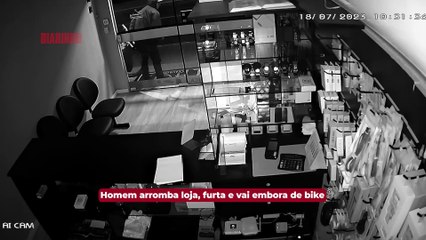 Homem arromba loja, furta e vai embora de bike
