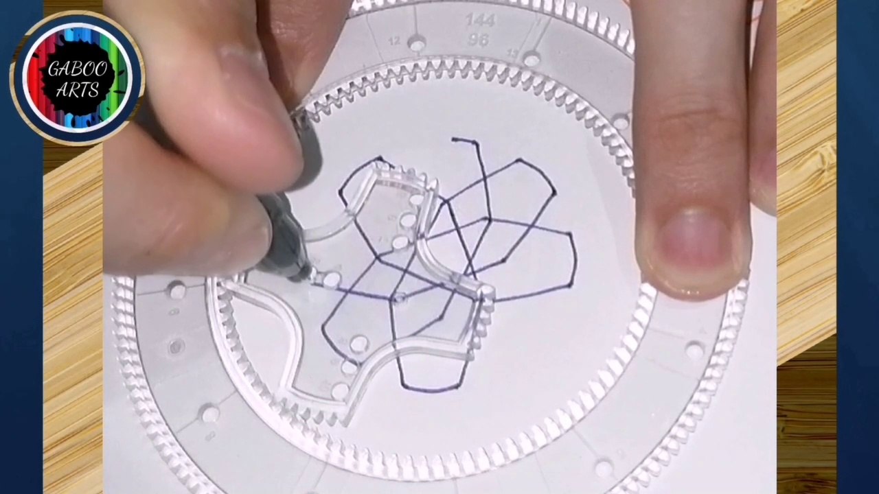 DIBUJANDO y pintando un mandala negro y púrpura ajedrezado. DRAWING and painting a black and purple checkered mandala.