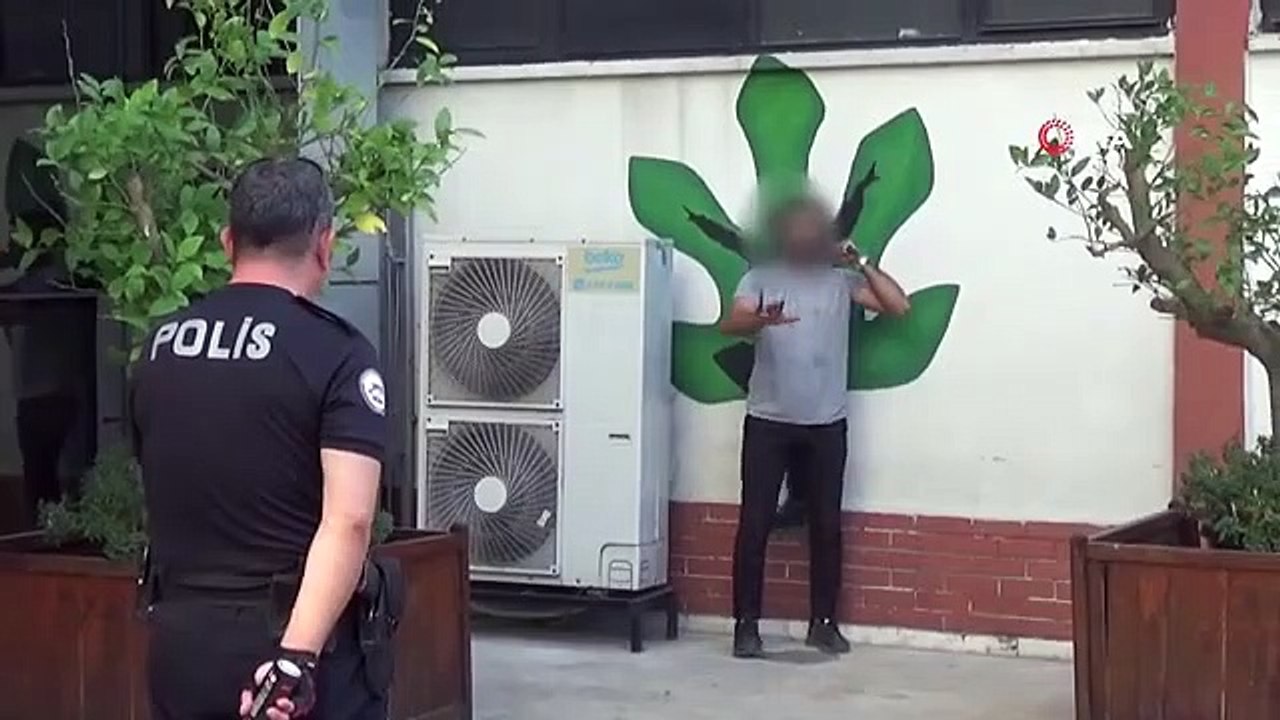 Un jeune malade mental a rencontré des difficultés avec la police et la gendarmerie à Aydın